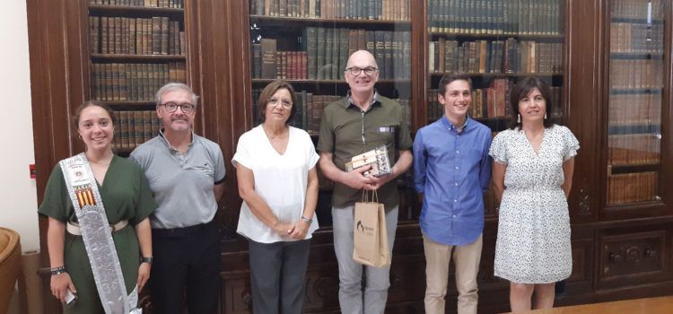 L’Ajuntament de Benicarló reconeix Jacob de Haan, director convidat de la serenata a Sant Bartomeu