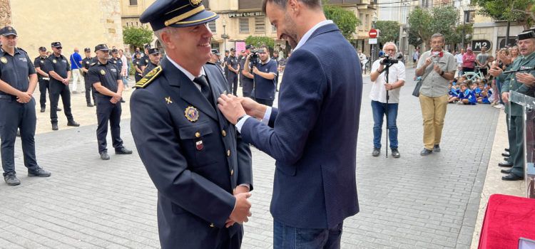 Vinaròs condecora el cap de la Policia Local, Juanma Domènech, pels 25 anys de servei