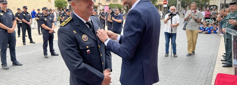 Vinaròs condecora el cap de la Policia Local, Juanma Domènech, pels 25 anys de servei