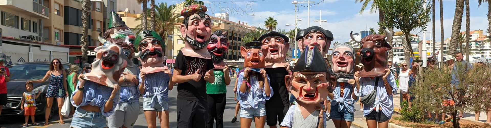 La Colla de Nanos i Gegants de Vinaròs, amb els cabuts i gegants de Peníscola