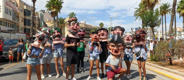La Colla de Nanos i Gegants de Vinaròs, amb els cabuts i gegants de Peníscola