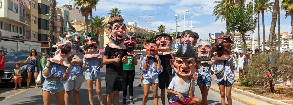 La Colla de Nanos i Gegants de Vinaròs, amb els cabuts i gegants de Peníscola