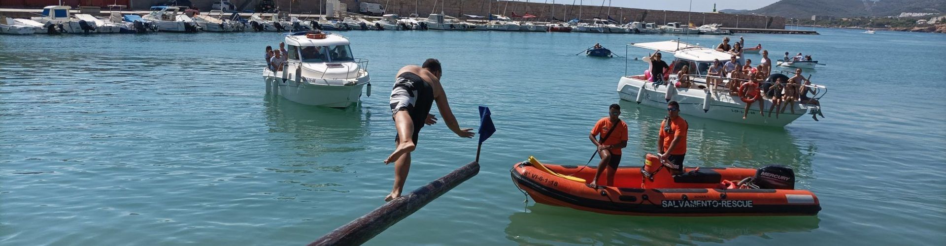 Sardinada popular y juegos acuáticos en Peñíscola