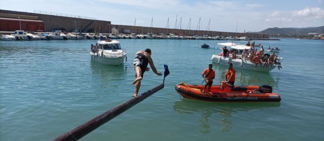Sardinada popular y juegos acuáticos en Peñíscola
