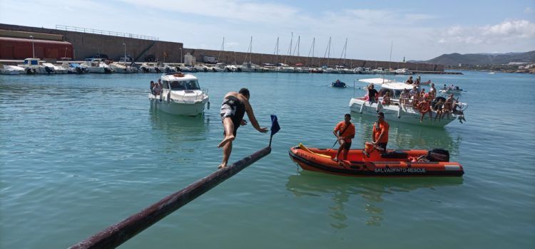 Sardinada popular y juegos acuáticos en Peñíscola