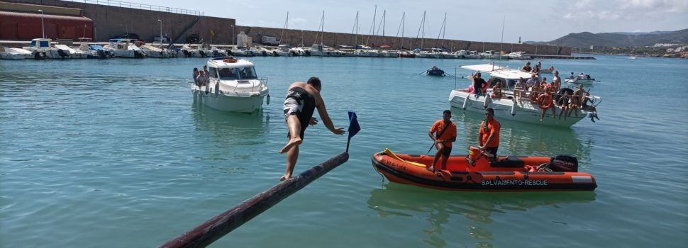 Sardinada popular y juegos acuáticos en Peñíscola