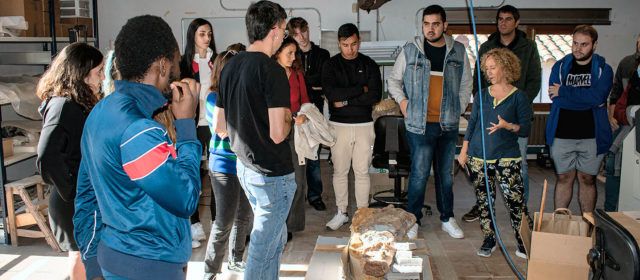 ​​​​Restauradors i restauradores de tota la comunitat visiten el taller de la Fàbrica Giner de Morella