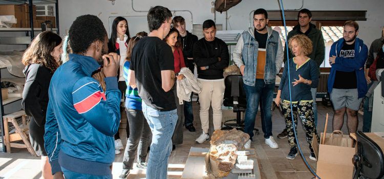 Restauradors i restauradores de tota la comunitat visiten el taller de la Fàbrica Giner de Morella