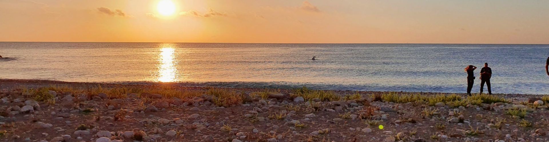 Barqueta enfonsada davant la platja del Cervol a Vinaròs