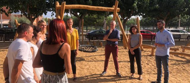 Amposta inaugura un parc amb tirolina davant de l’Institut Escola Agustí Barberà