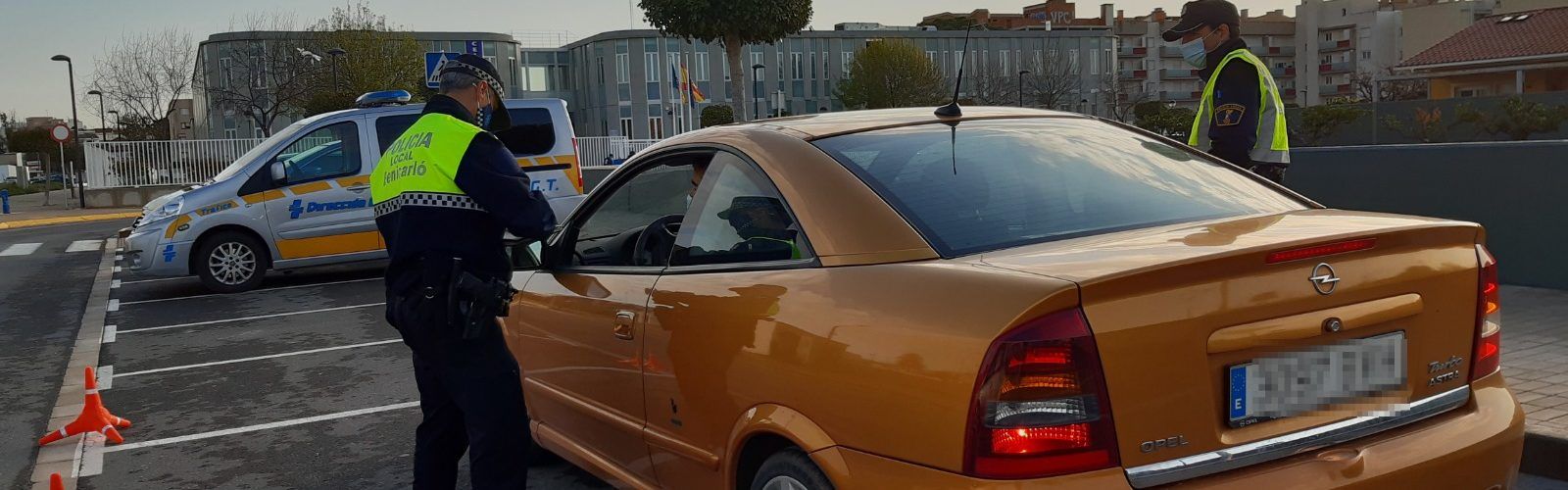 La Policia Local de Benicarló consciencia sobre els perills de les distraccions al volant