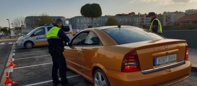 La Policia Local de Benicarló consciencia sobre els perills de les distraccions al volant