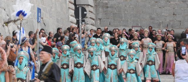 4 vídeos i 33 fotos de la segona desfilada de moros i cristians de Peníscola