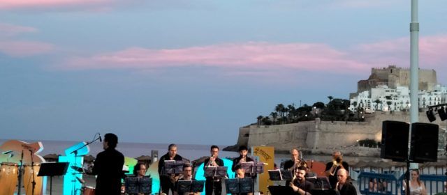 Vídeos i fotos: Esmuvi Jazz Band de Vinaròs a Peníscola