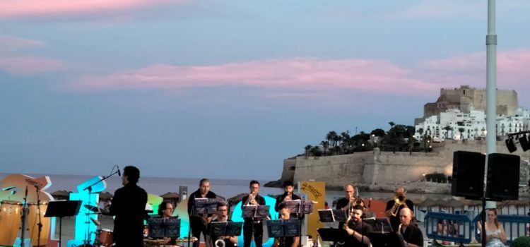 Vídeos i fotos: Esmuvi Jazz Band de Vinaròs a Peníscola