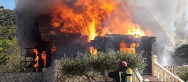 Los bomberos sofocan el incendio de una vivienda de madera de Xert