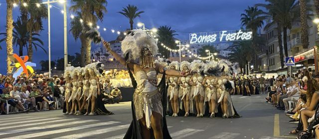 Peníscola acaba les festes amb la desfilada d’eixida de la fortalesa de les esquadres de Moros i Cristians