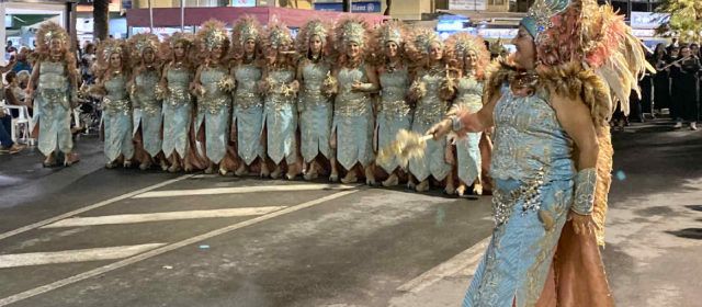 L’Associació Cultural de Moros i Cristians de Peníscola celebra la Desfilada d’Entrada davant milers d’espectadors