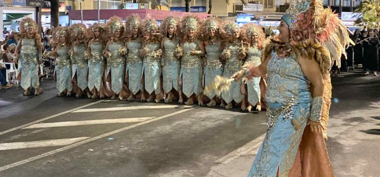 L’Associació Cultural de Moros i Cristians de Peníscola celebra la Desfilada d’Entrada davant milers d’espectadors 