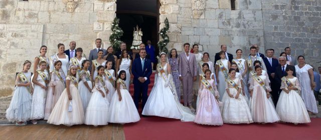 Peñíscola celebra la ofrenda floral en honor a la Virgen de Ermitana y viste su manto con más de 10.000 claveles