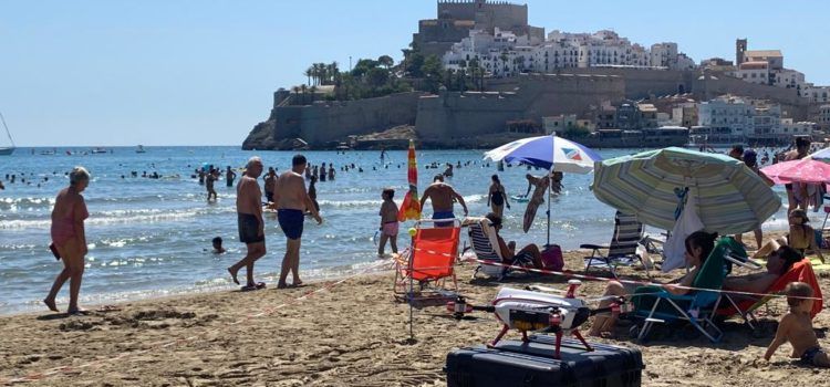 El servicio de salvamento y socorrismo en playas en Peñíscola resuelve 436 asistencias con 9 rescates en agosto