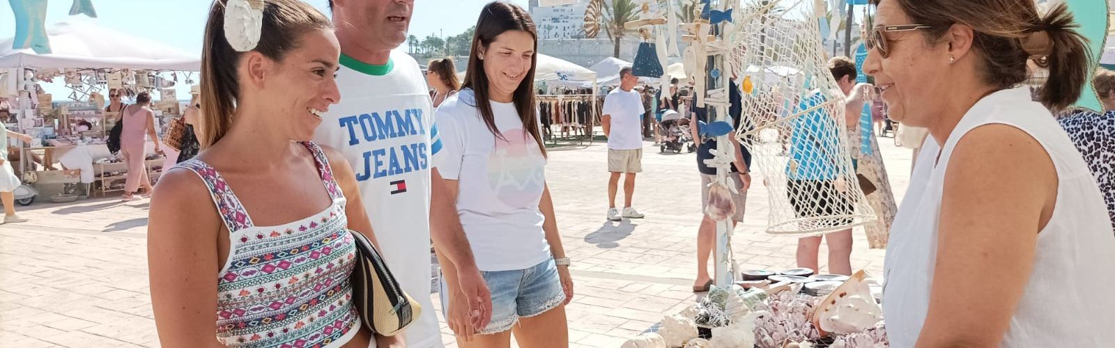 Los comercios de Peñíscola participan en la feria de Botigues al Carrer