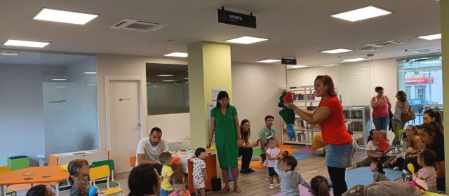 La Biblioteca de Benicarló obri un nou espai per a ensenyar els bebés a jugar amb els llibres