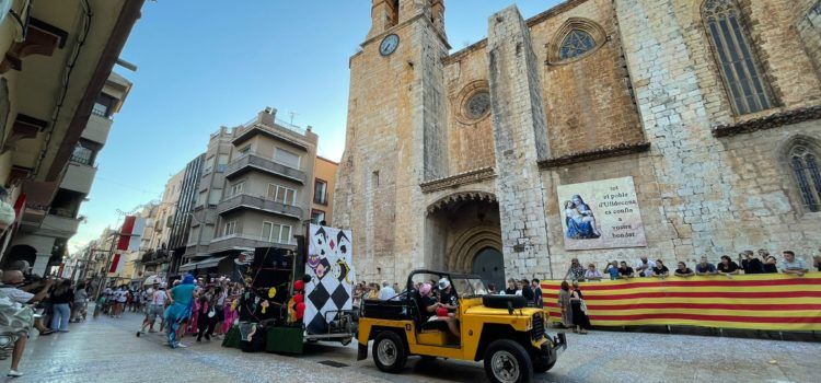 Galeria de vídeos i fotos de la desfilada de carrosses a Ulldecona