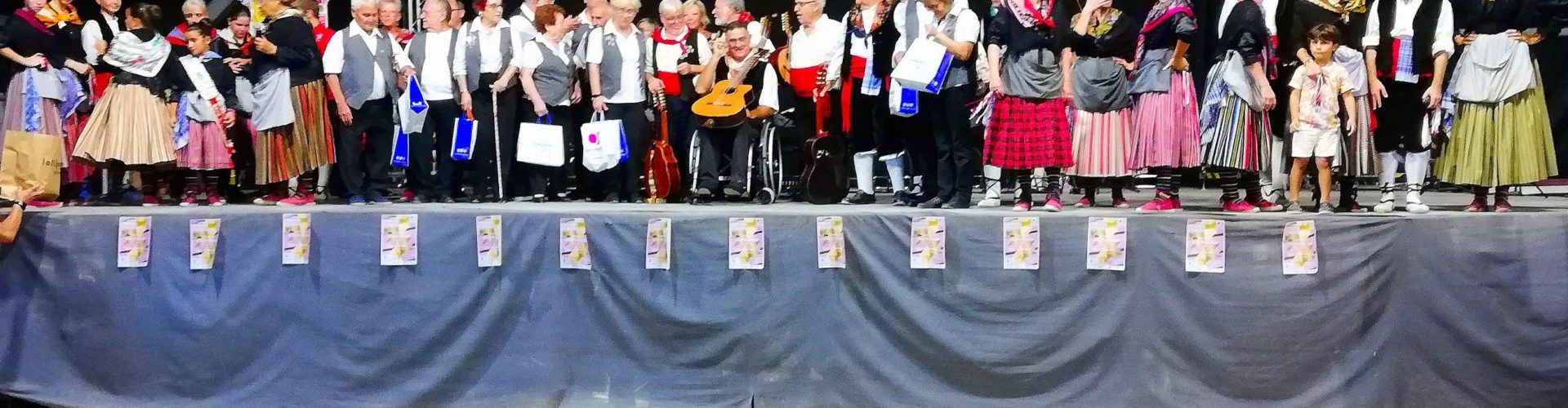 L’actuació de les Camaraes i la rondalla de Castellnovo, en fotos