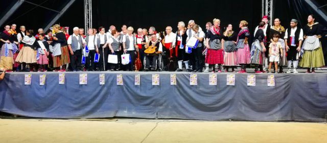 L’actuació de les Camaraes i la rondalla de Castellnovo, en fotos
