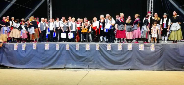 L’actuació de les Camaraes i la rondalla de Castellnovo, en fotos