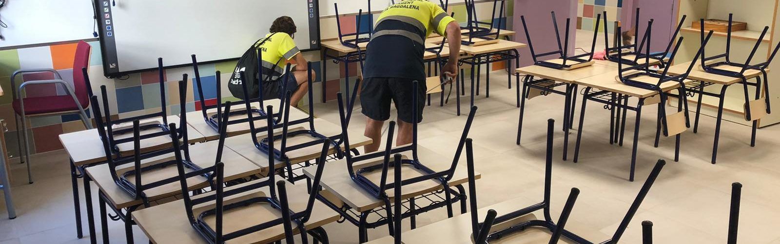 Brigada municipal i professorat del CEIP Alberto *Selma ultimen els preparatius per a la tornada al col·le
