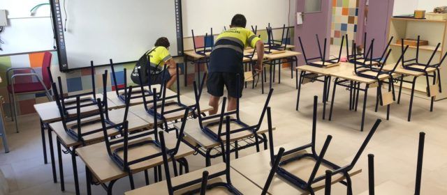 Brigada municipal i professorat del CEIP Alberto *Selma ultimen els preparatius per a la tornada al col·le
