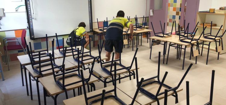Brigada municipal i professorat del CEIP Alberto *Selma ultimen els preparatius per a la tornada al col·le