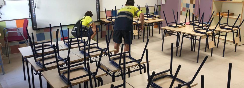 Brigada municipal i professorat del CEIP Alberto *Selma ultimen els preparatius per a la tornada al col·le