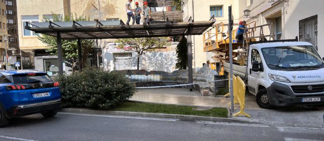 L’Ajuntament realitza tasques de manteniment de les pèrgoles