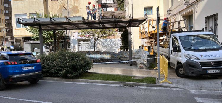 L’Ajuntament realitza tasques de manteniment de les pèrgoles