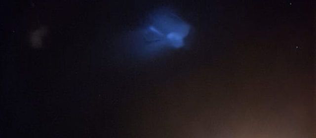 Un coet espacial causa una estranya llum al cel