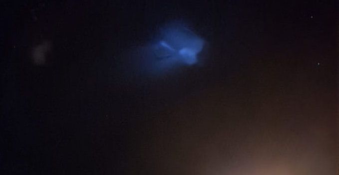 Un coet espacial causa una estranya llum al cel