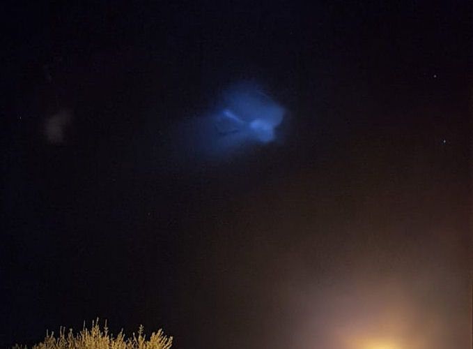 Un coet espacial causa una estranya llum al cel