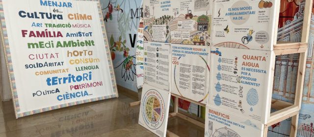 El Mercat Municipal acull l’exposició “Com mengem”
