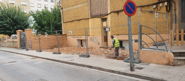 Remodelen la part lateral de la Casa de la Cultura de Vinaròs per obrir-la al veïnat