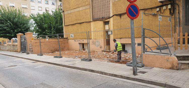 Remodelen la part lateral de la Casa de la Cultura de Vinaròs per obrir-la al veïnat