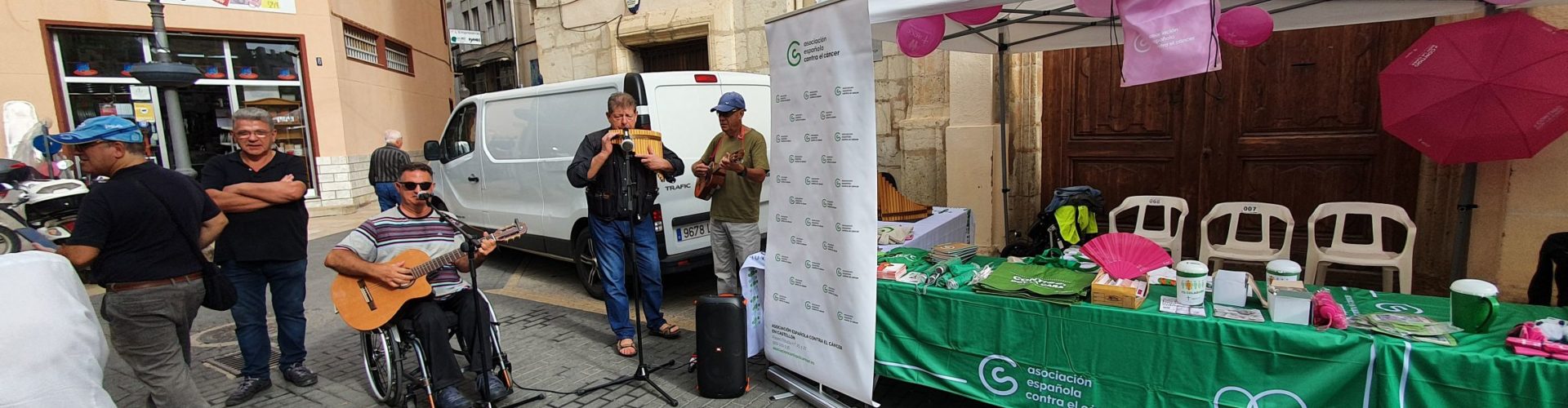 Els Tigres del Cervol, cantant per a l’associació contra el càncer