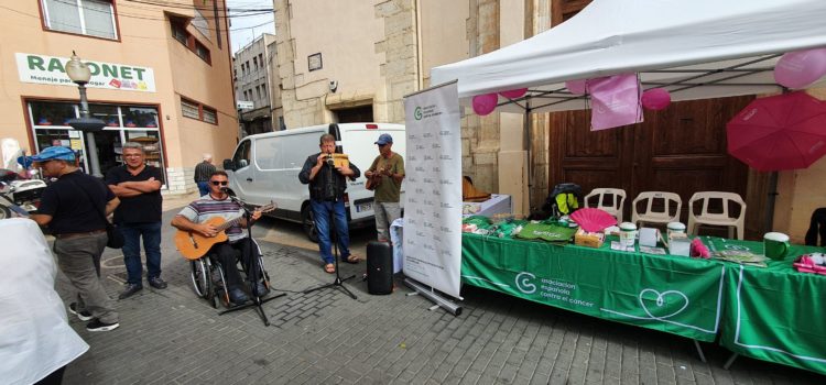 Els Tigres del Cervol, cantant per a l’associació contra el càncer