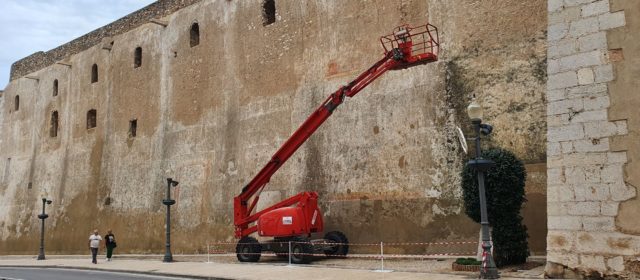 Neteja a fons dels murs de l’Arxiprestal de Vinaròs