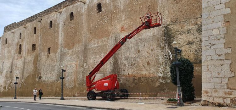 Neteja a fons dels murs de l’Arxiprestal de Vinaròs