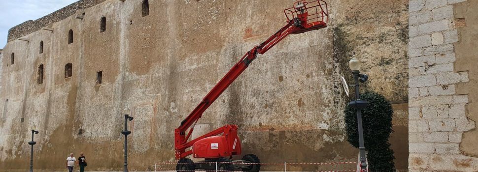 Neteja a fons dels murs de l’Arxiprestal de Vinaròs