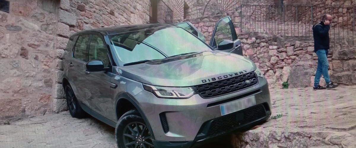 Un coche queda bloqueado en un callejón de Morella