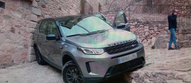 Un coche queda bloqueado en un callejón de Morella